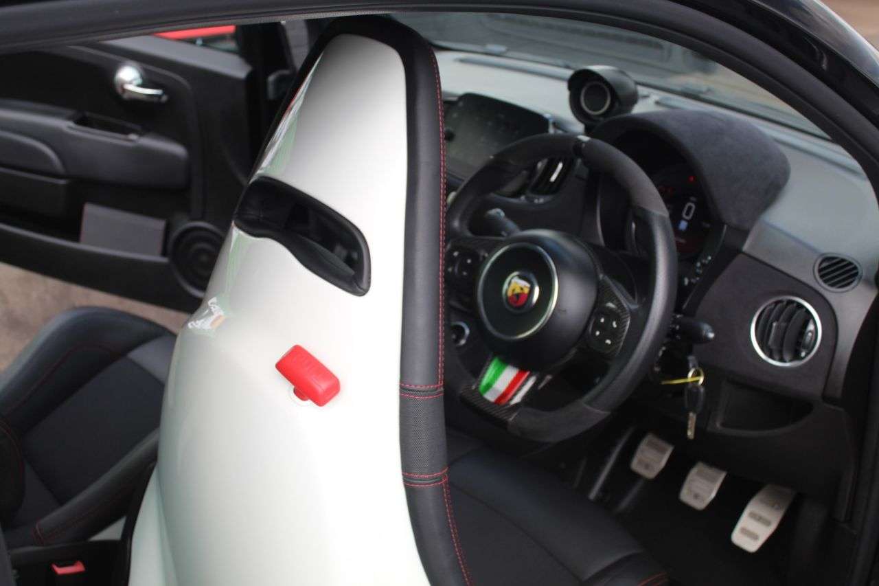 2021 ABARTH 695 2021 ABARTH 695