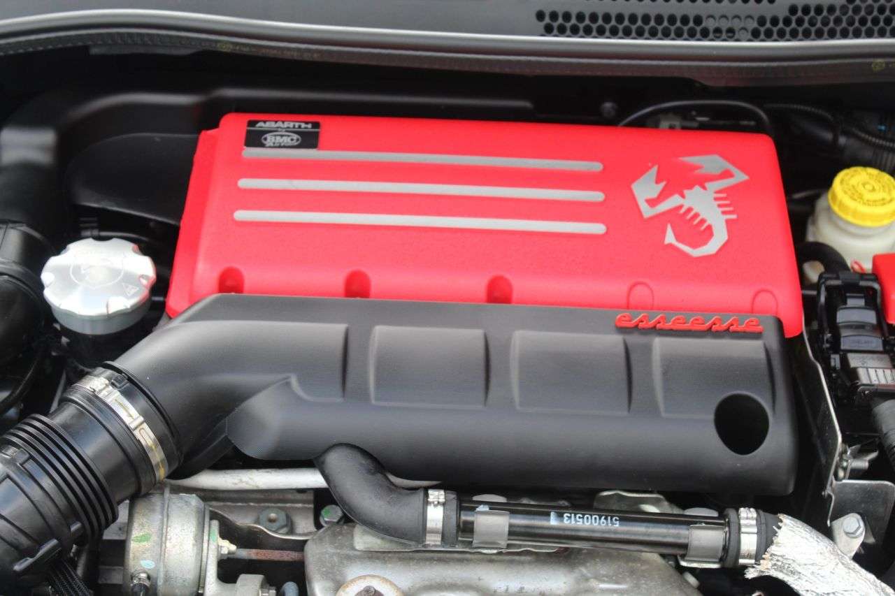 2021 ABARTH 695 2021 ABARTH 695