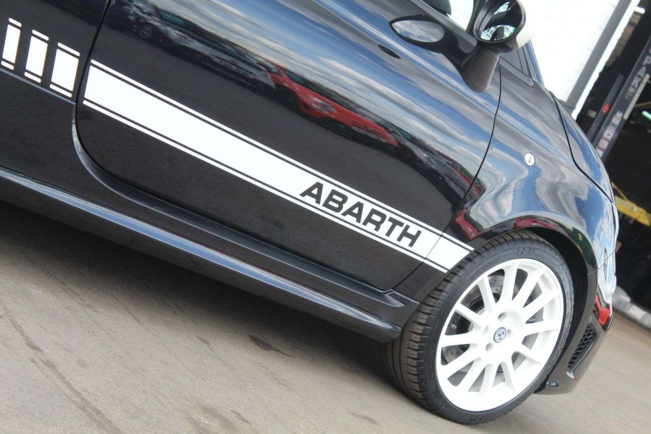 2021 ABARTH 695 2021 ABARTH 695