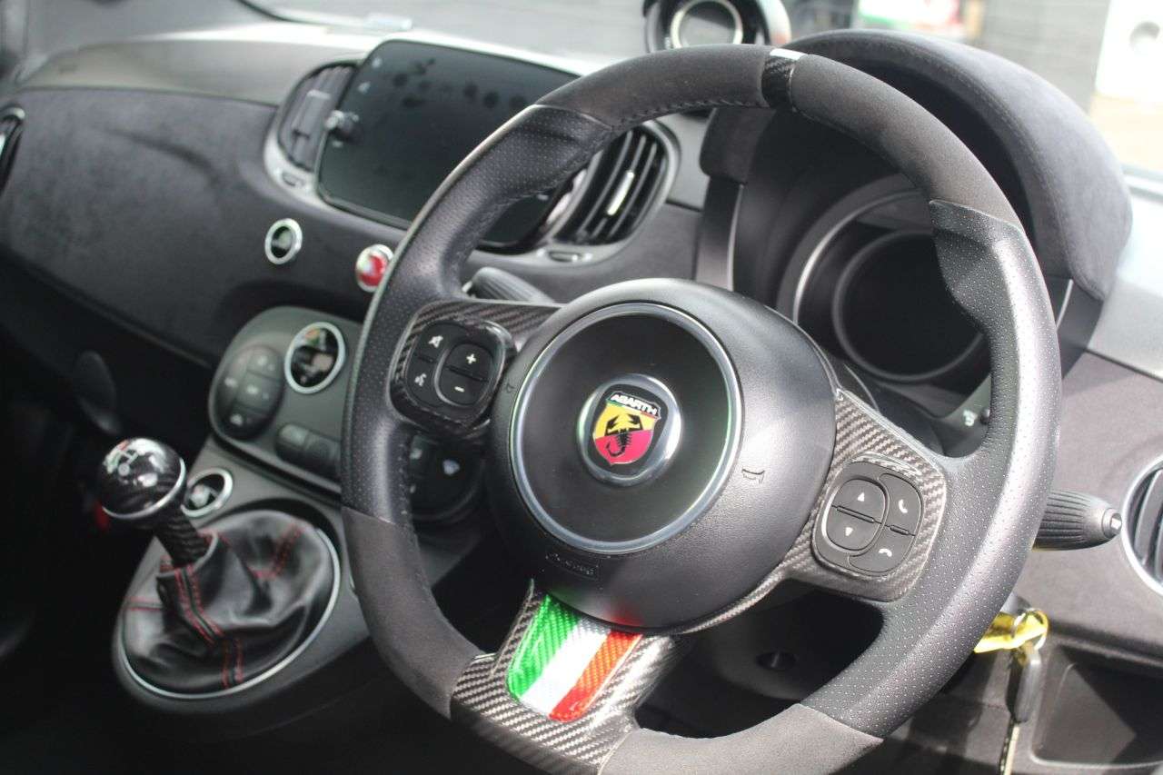 2021 ABARTH 695 2021 ABARTH 695