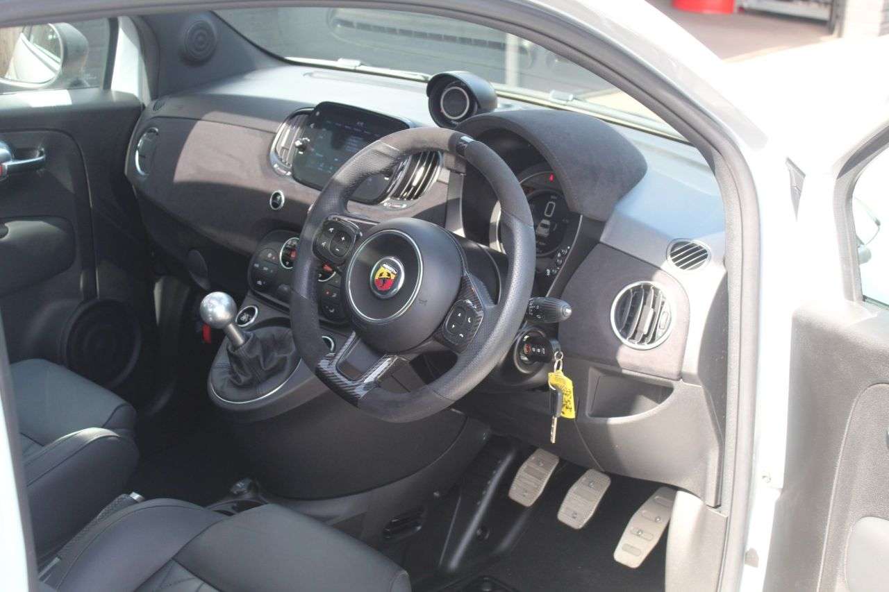 2024 ABARTH 695 2024 ABARTH 695