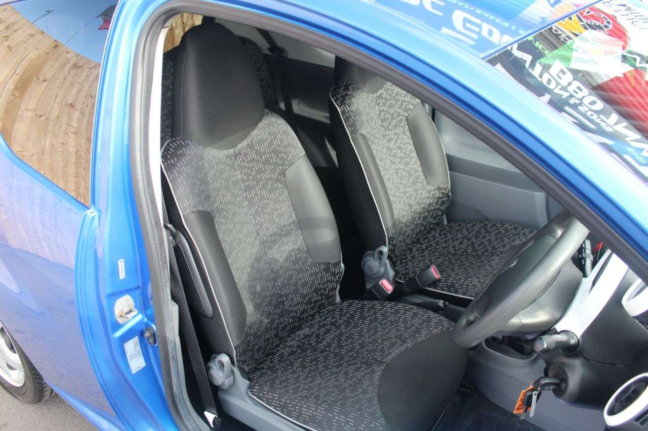 2011 PEUGEOT 107 2011 PEUGEOT 107
