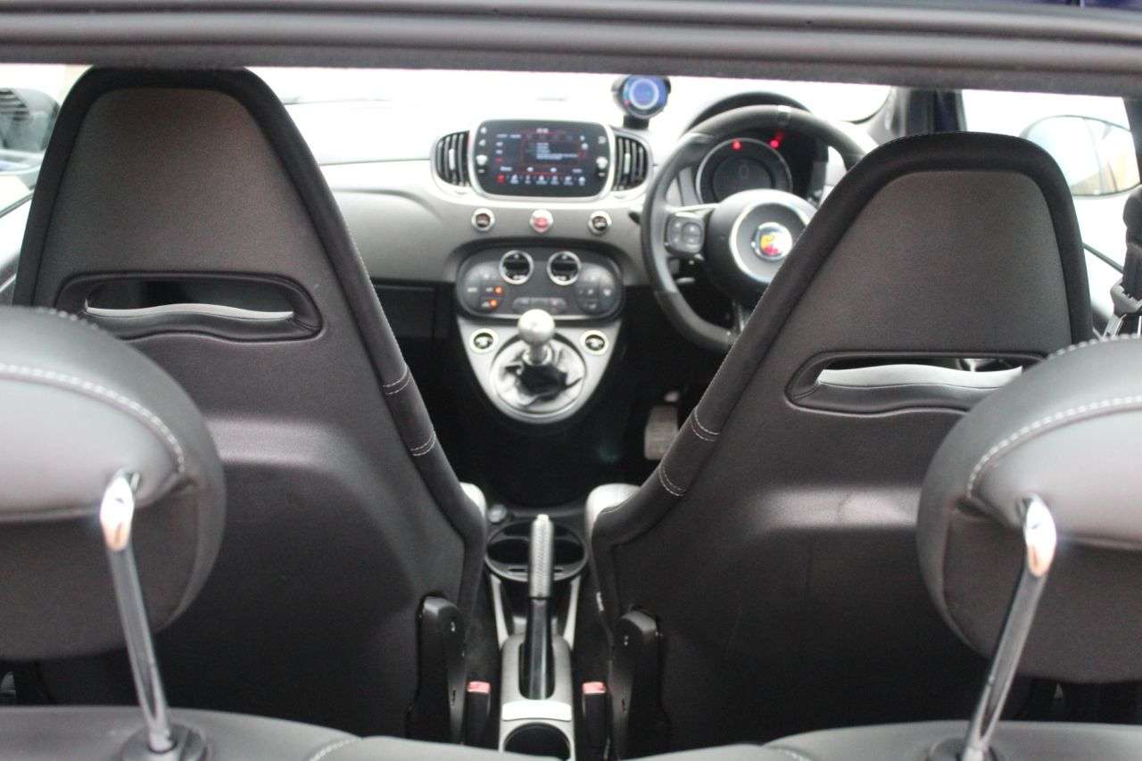 2021 ABARTH 695 2021 ABARTH 695