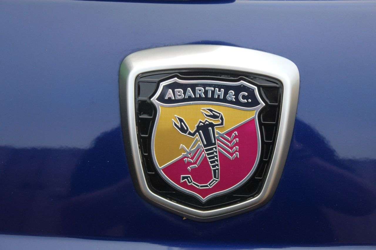 2021 ABARTH 695 2021 ABARTH 695