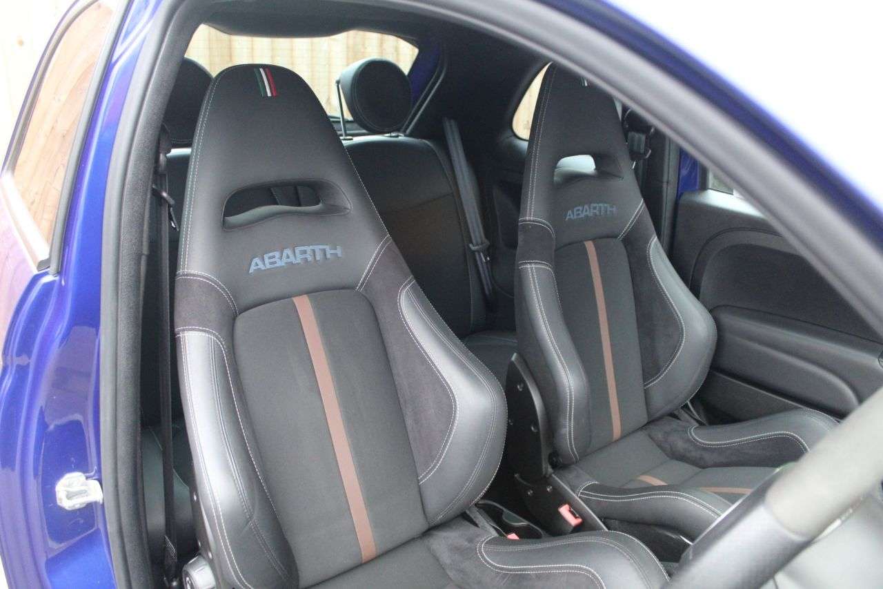 2021 ABARTH 695 2021 ABARTH 695