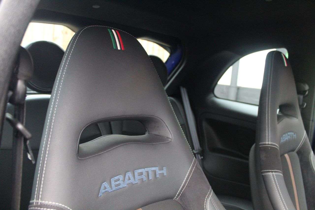 2021 ABARTH 695 2021 ABARTH 695