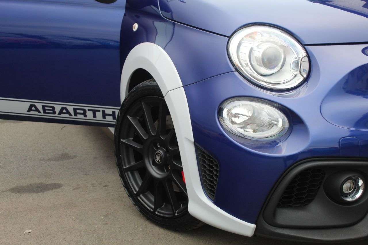 2021 ABARTH 695 2021 ABARTH 695
