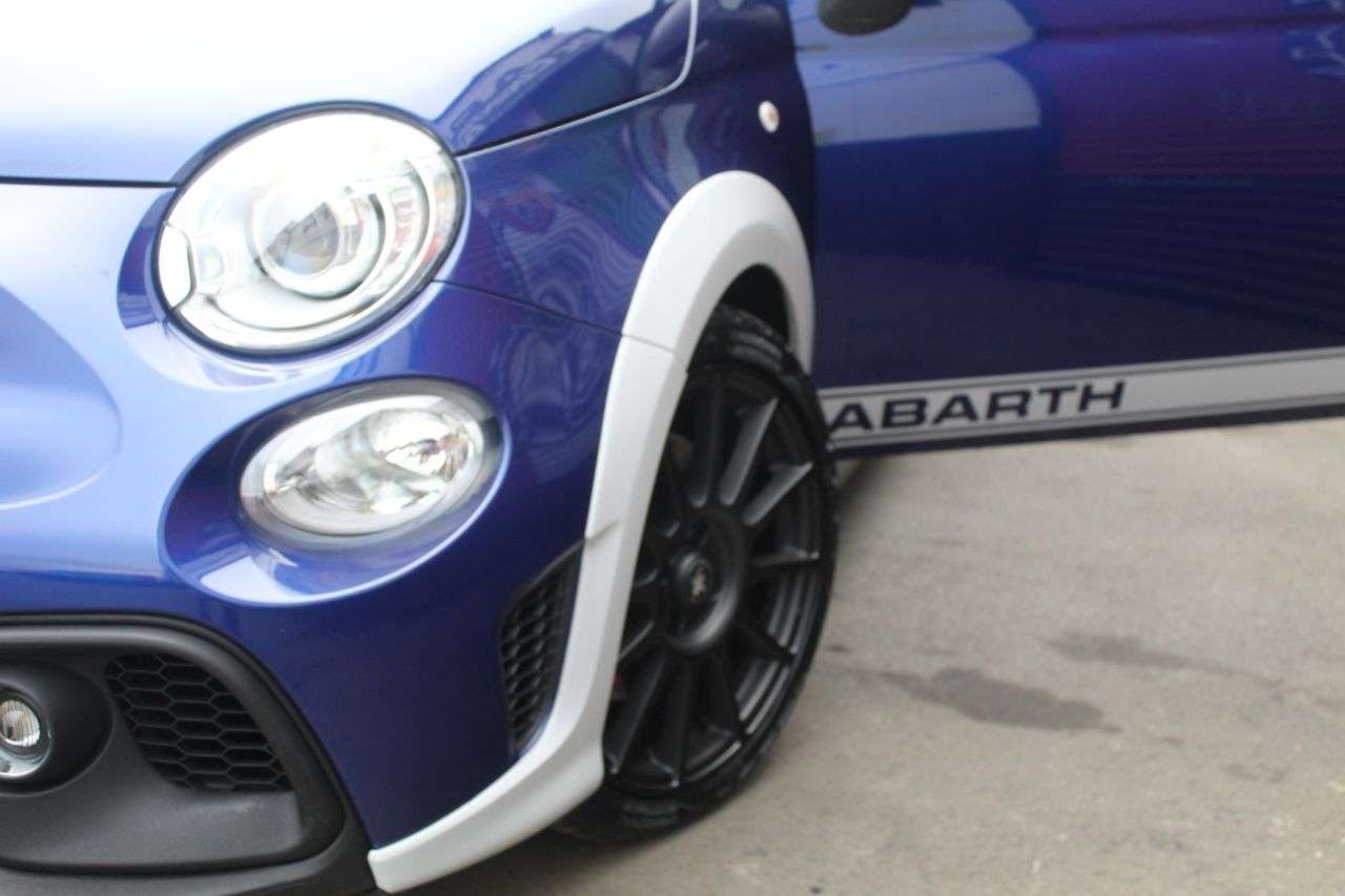 2021 ABARTH 695 2021 ABARTH 695