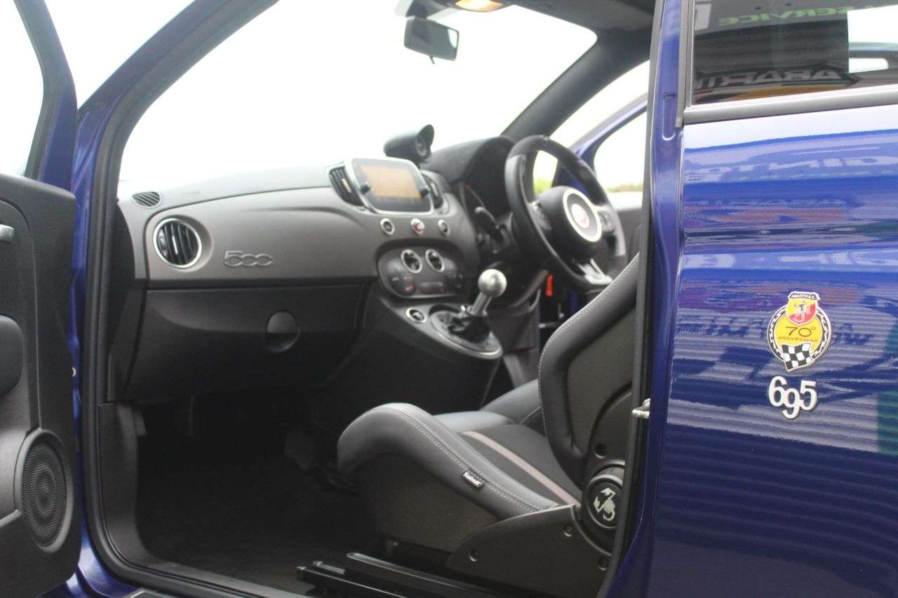 2021 ABARTH 695 2021 ABARTH 695