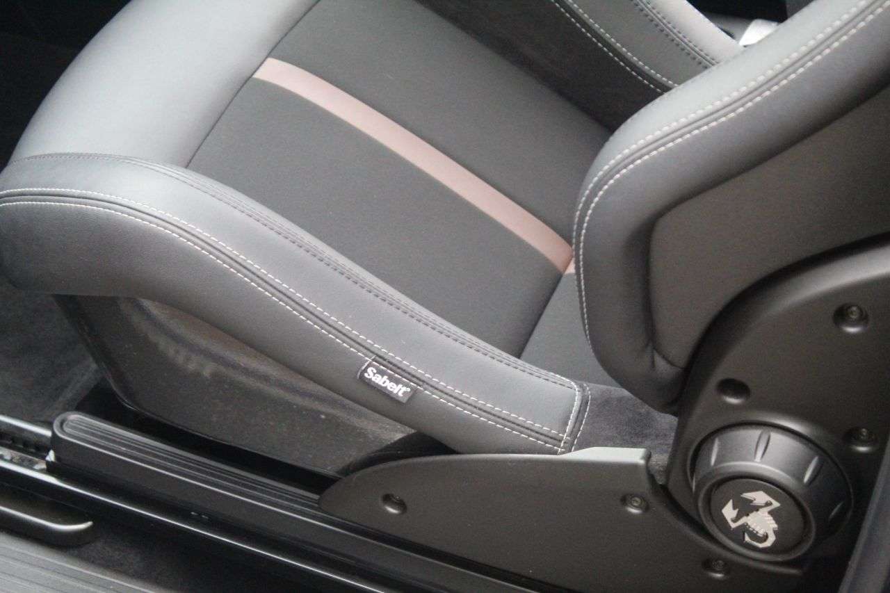 2021 ABARTH 695 2021 ABARTH 695