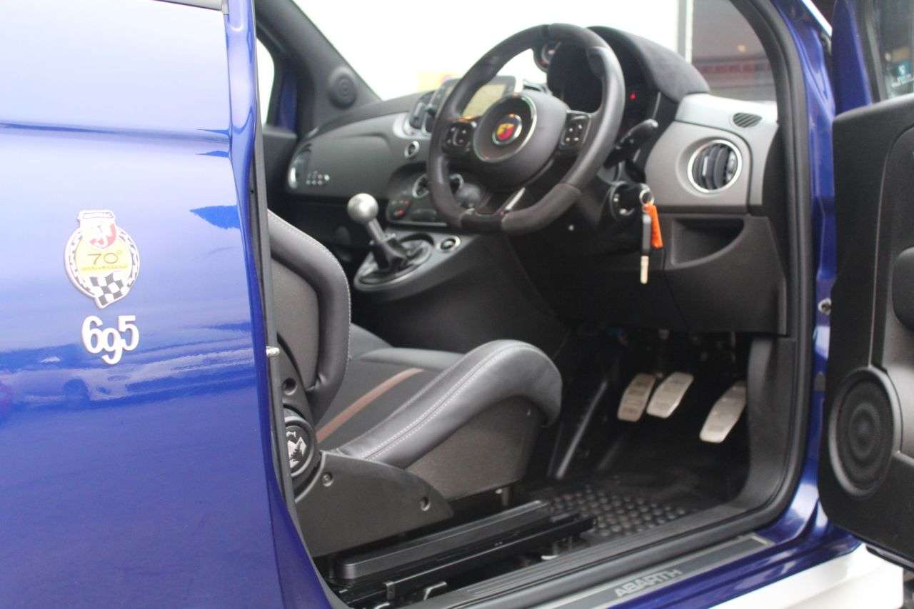 2021 ABARTH 695 2021 ABARTH 695