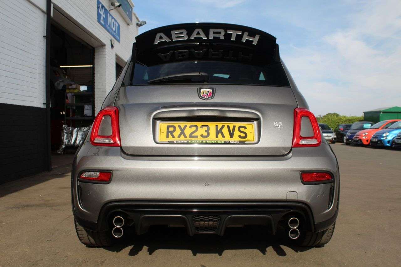 2023 ABARTH 695 2023 ABARTH 695