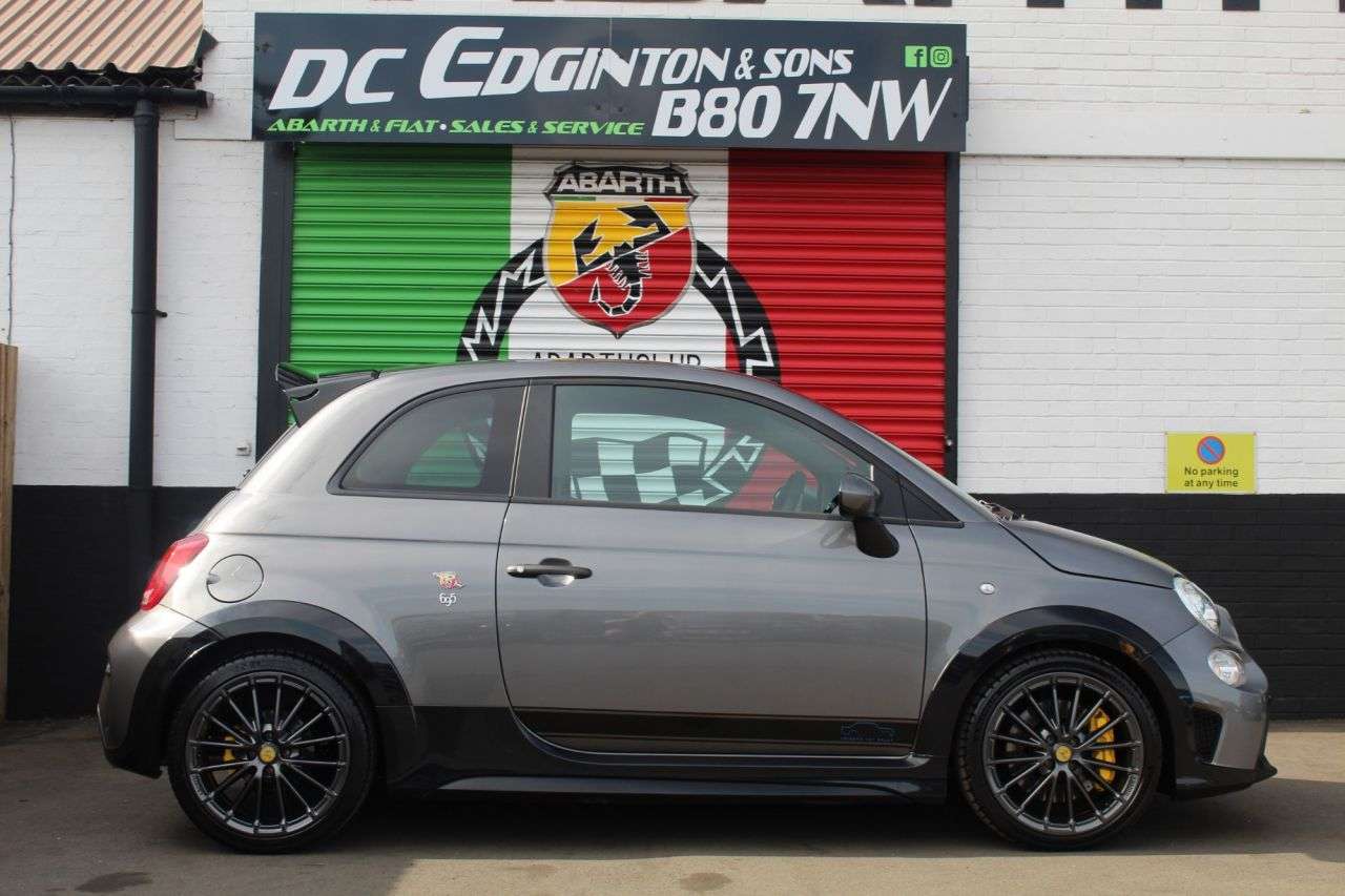 2023 ABARTH 695 2023 ABARTH 695