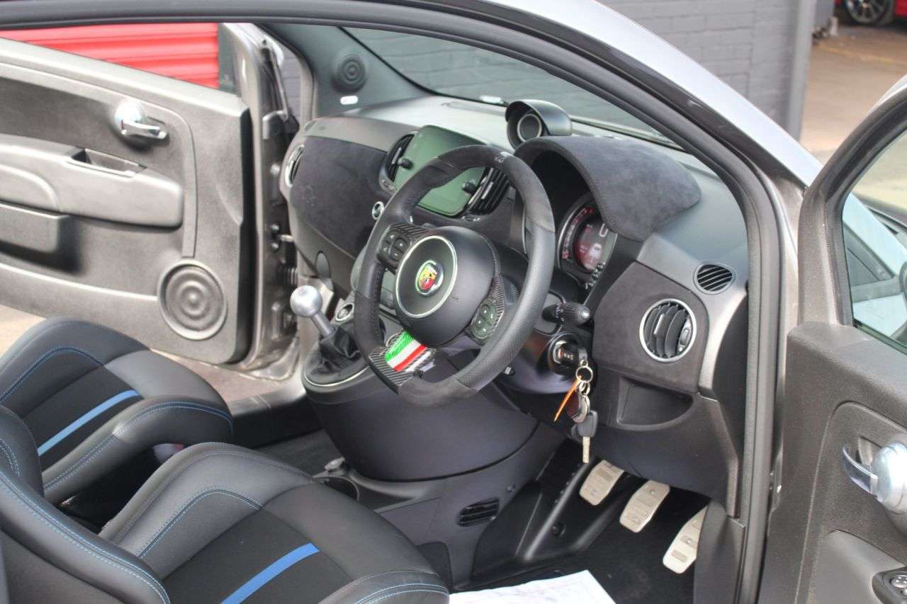 2023 ABARTH 695 2023 ABARTH 695
