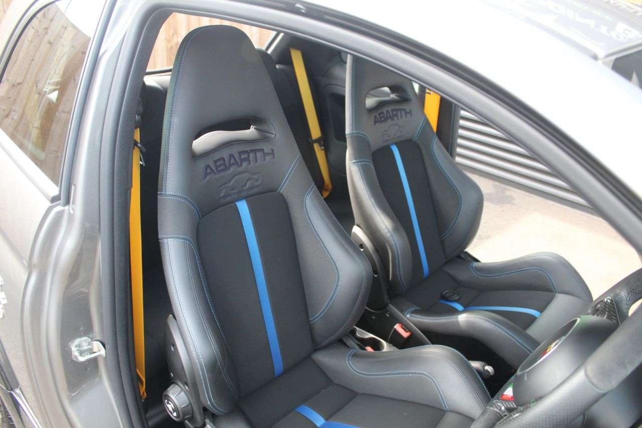 2023 ABARTH 695 2023 ABARTH 695