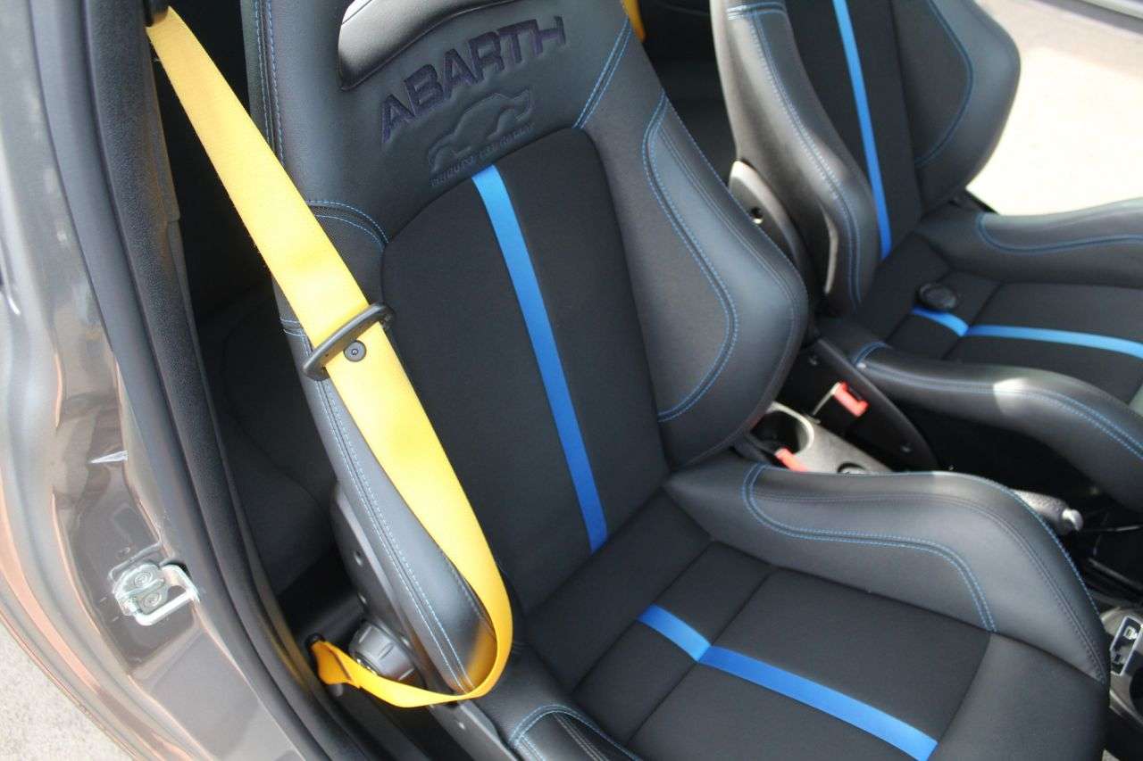 2023 ABARTH 695 2023 ABARTH 695
