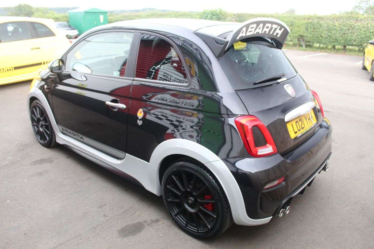 2021 ABARTH 695 2021 ABARTH 695