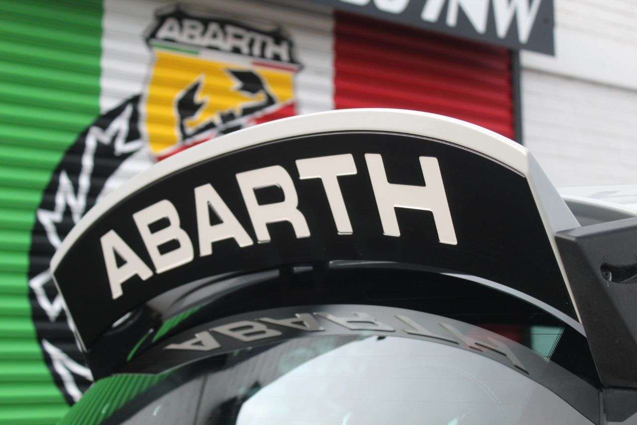2021 ABARTH 695 2021 ABARTH 695