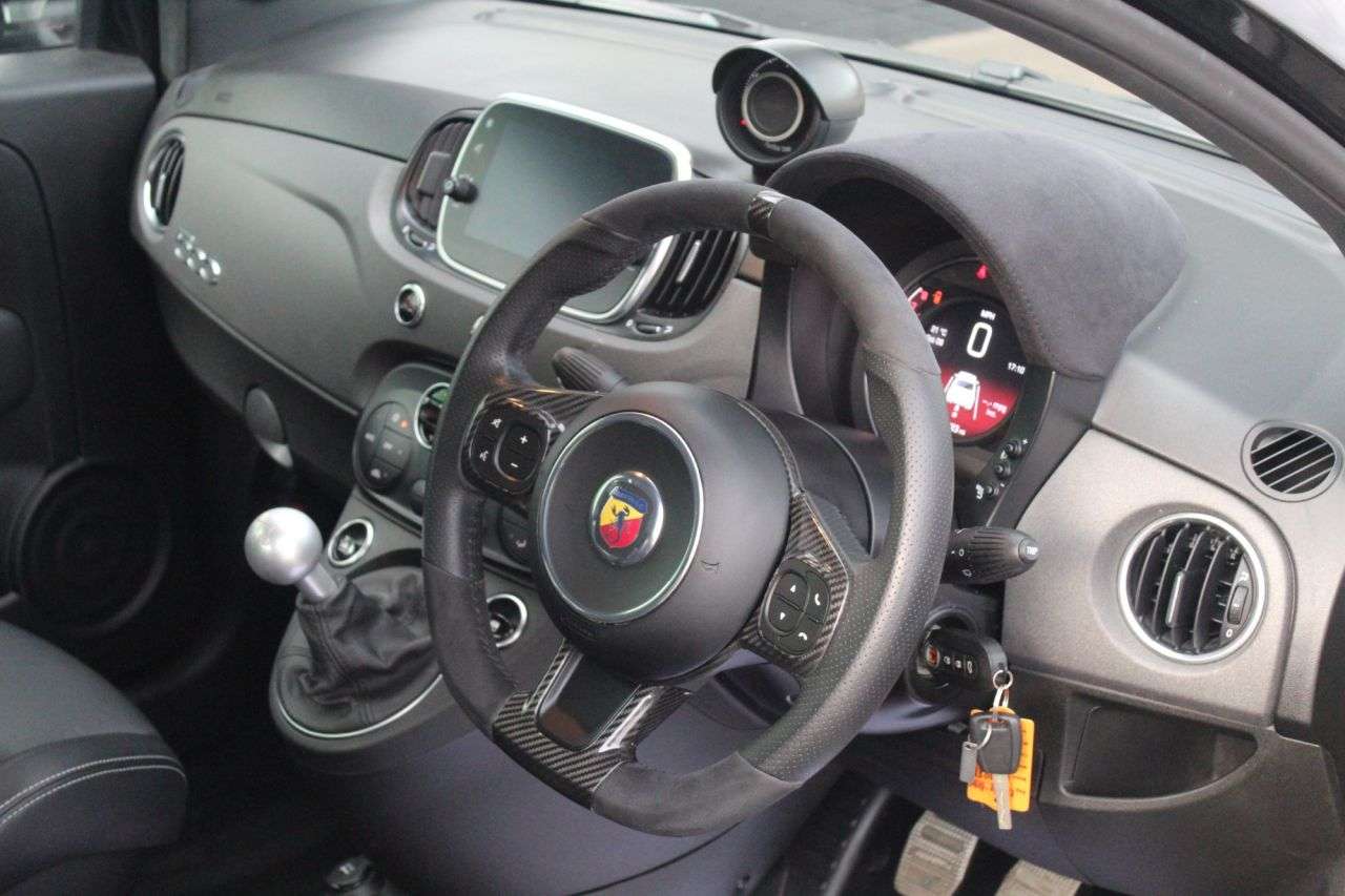 2021 ABARTH 695 2021 ABARTH 695