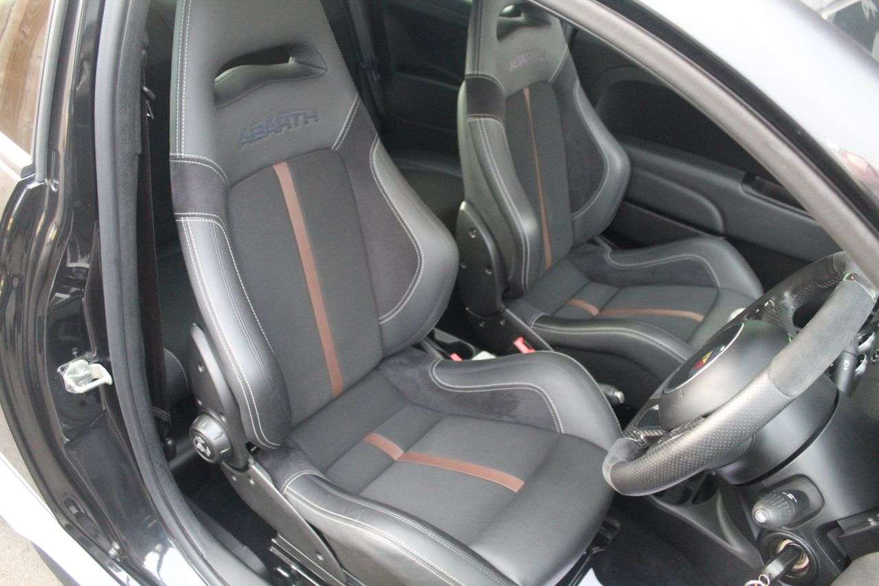 2021 ABARTH 695 2021 ABARTH 695