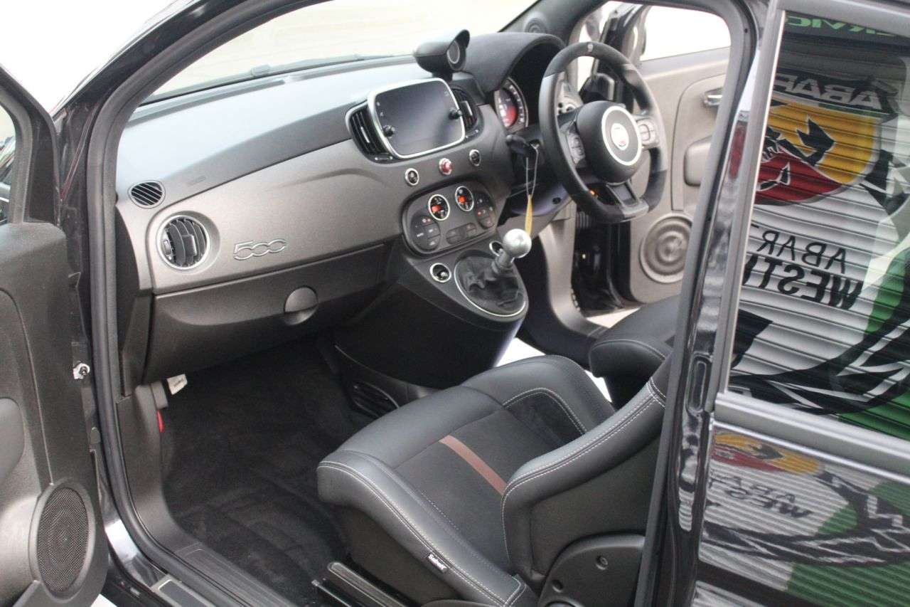 2021 ABARTH 695 2021 ABARTH 695