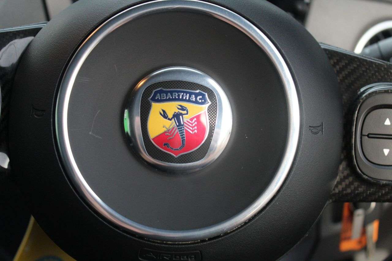 2021 ABARTH 695 2021 ABARTH 695