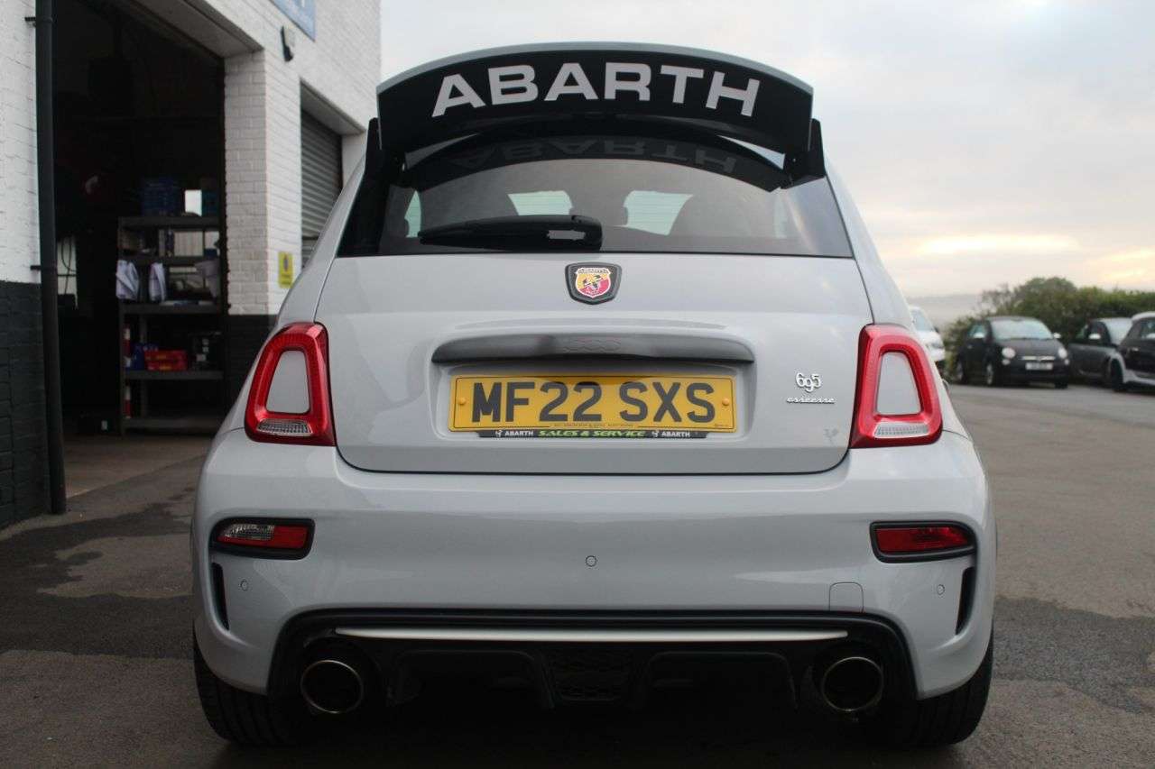 2022 ABARTH 695 2022 ABARTH 695