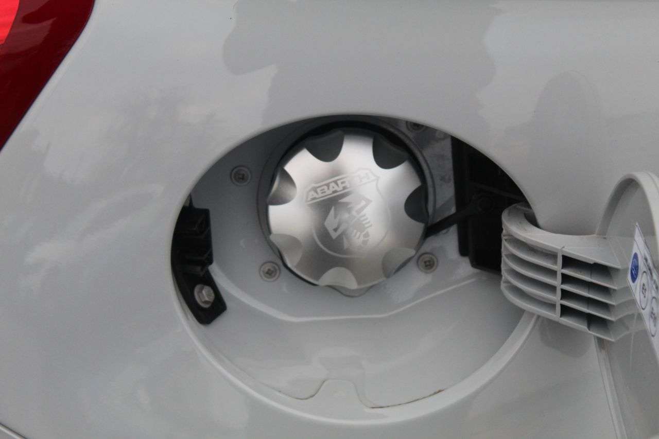 2022 ABARTH 695 2022 ABARTH 695