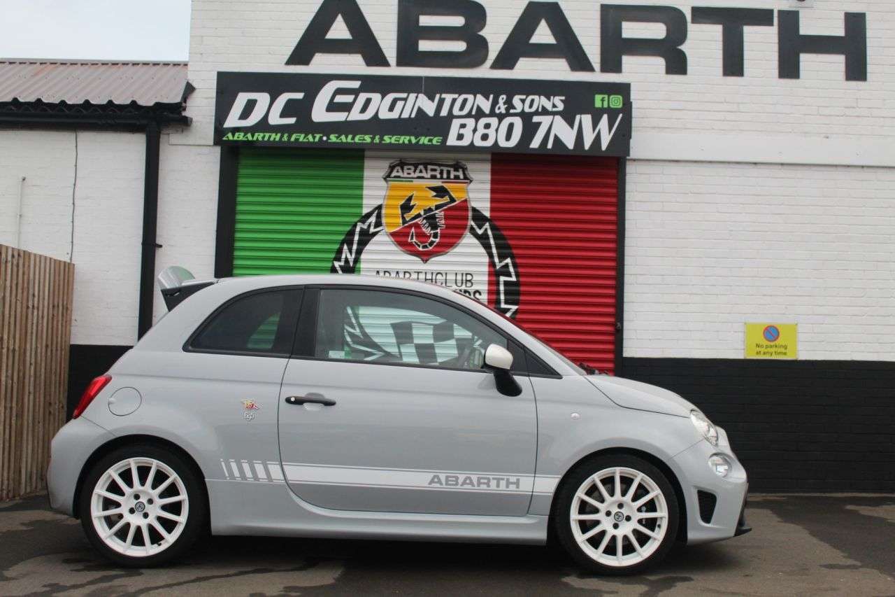 2022 ABARTH 695 2022 ABARTH 695