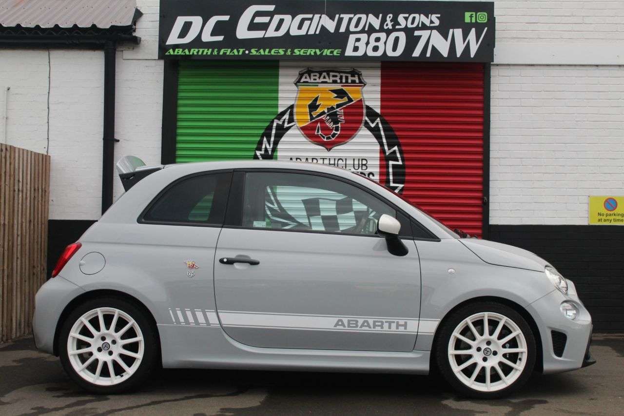 2022 ABARTH 695 2022 ABARTH 695