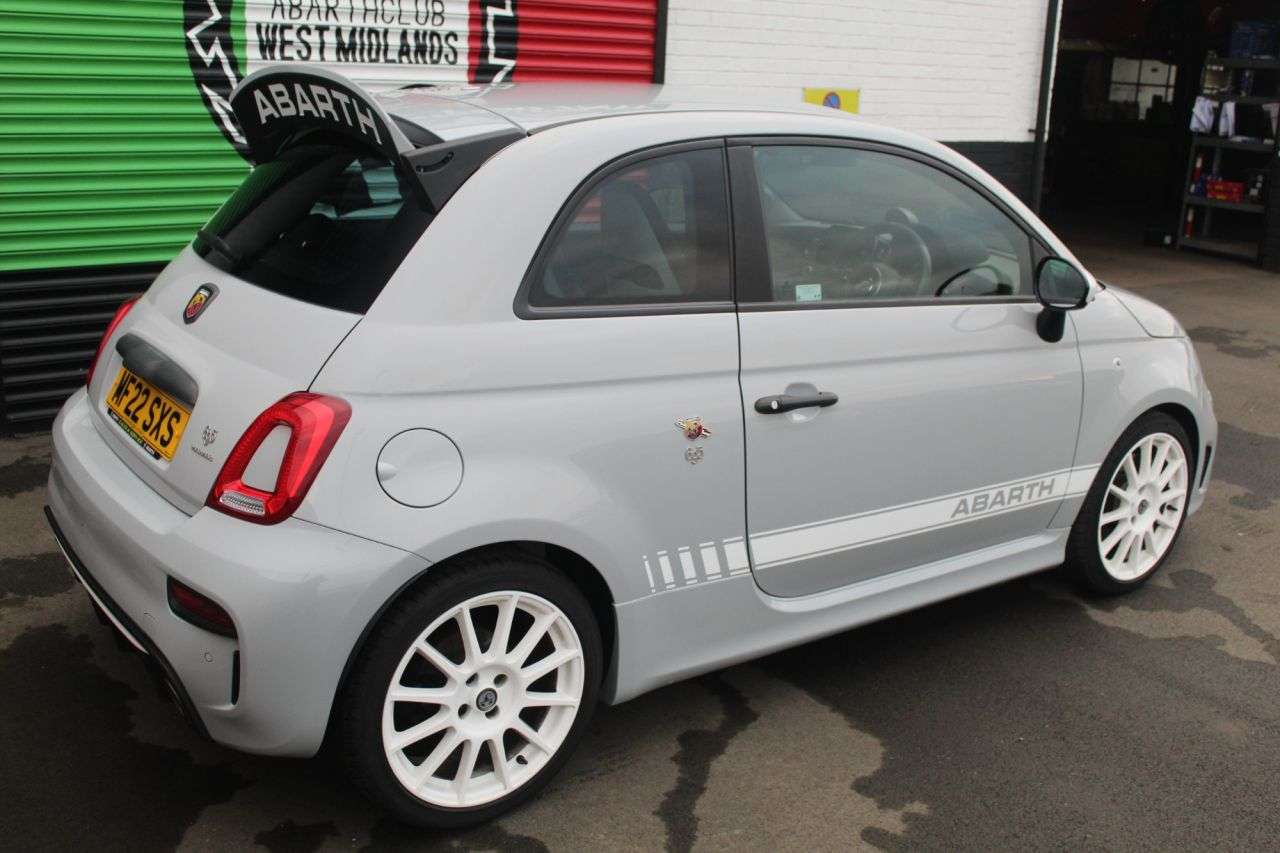 2022 ABARTH 695 2022 ABARTH 695