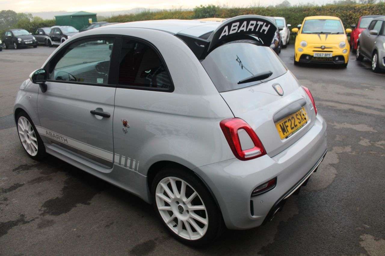 2022 ABARTH 695 2022 ABARTH 695