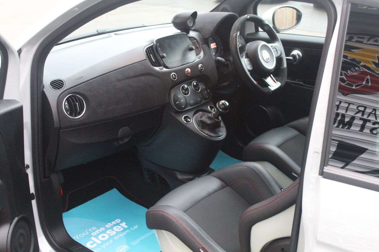 2022 ABARTH 695 2022 ABARTH 695