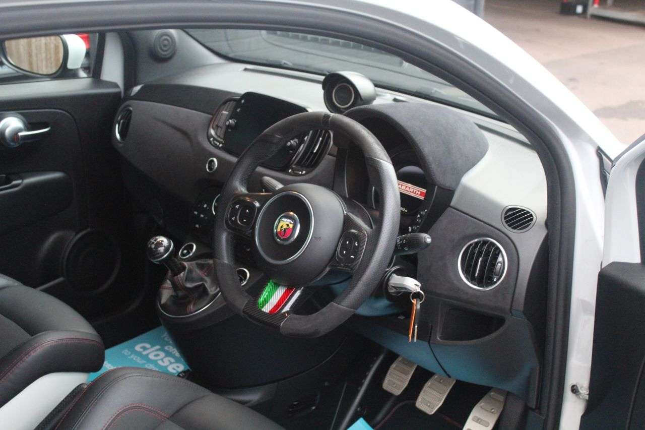 2022 ABARTH 695 2022 ABARTH 695