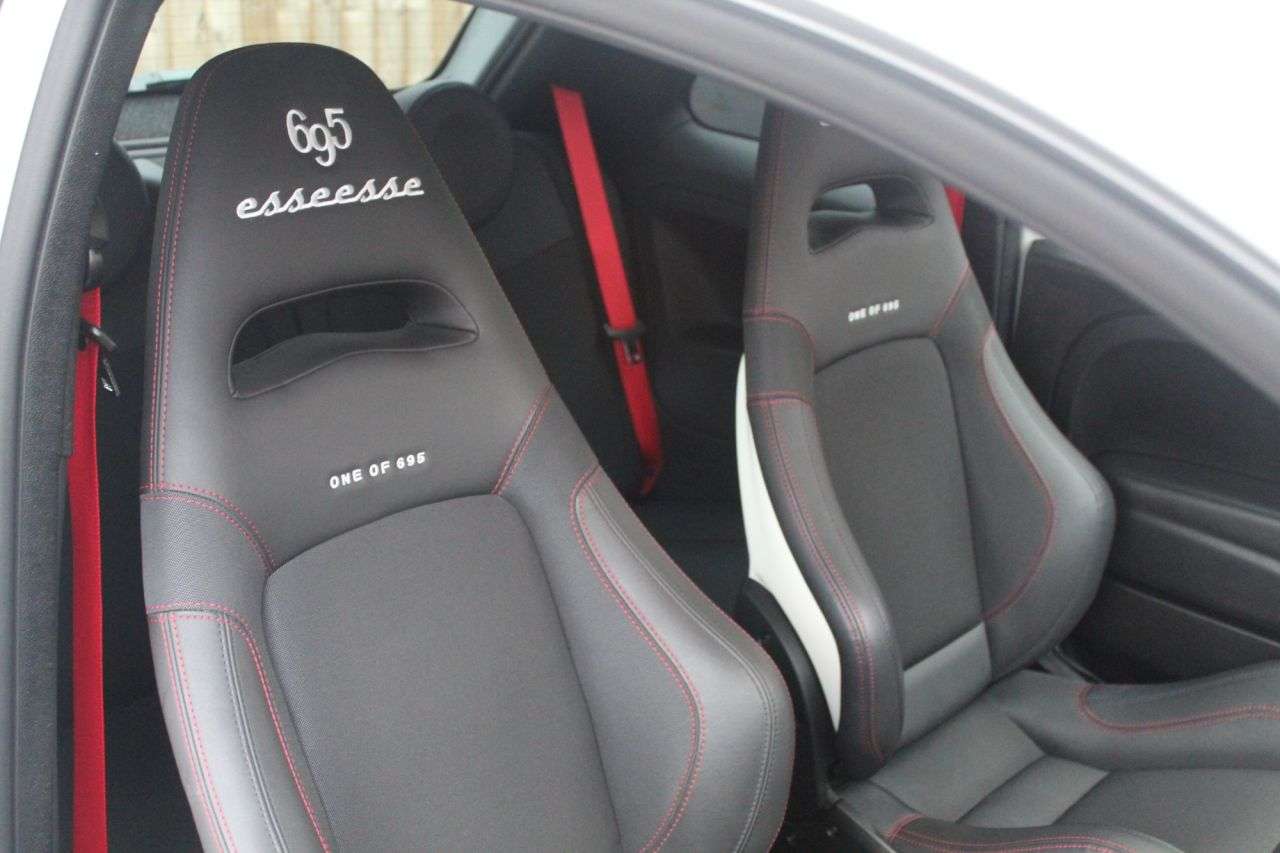 2022 ABARTH 695 2022 ABARTH 695