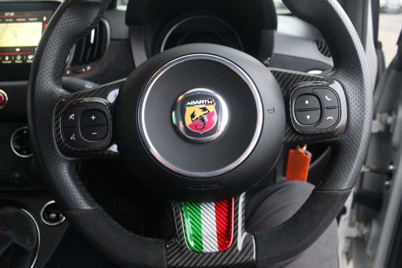 2022 ABARTH 695 2022 ABARTH 695