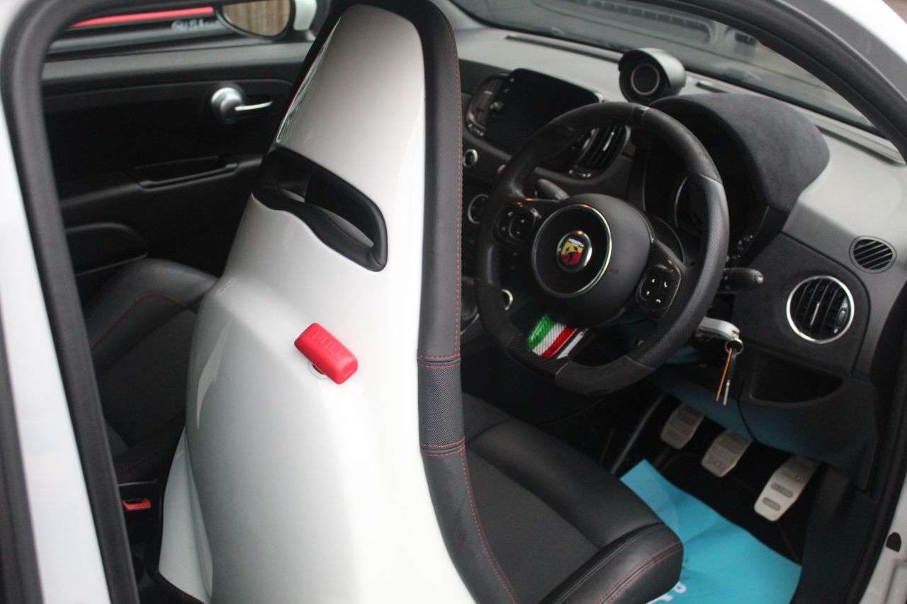 2022 ABARTH 695 2022 ABARTH 695