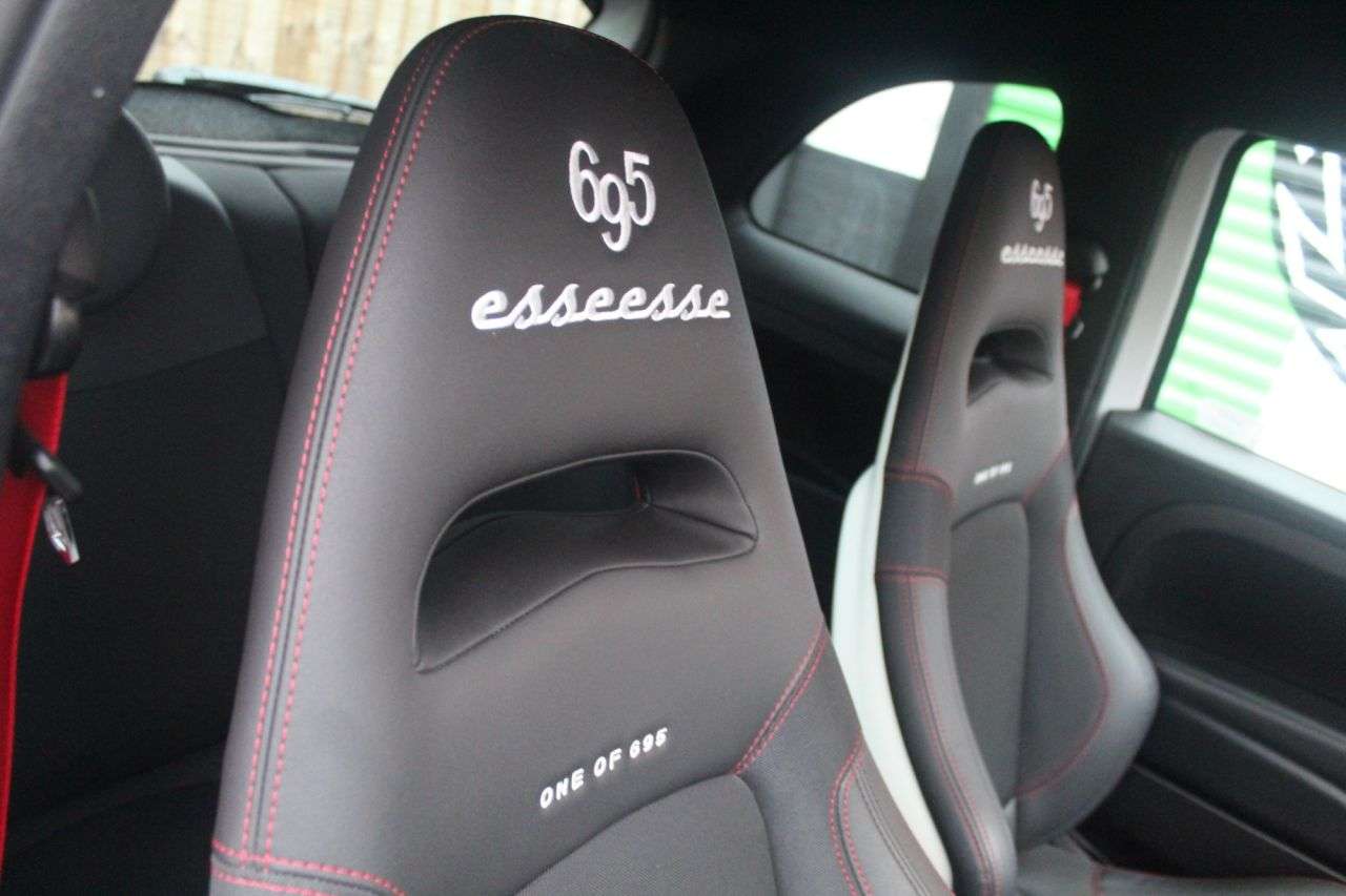 2022 ABARTH 695 2022 ABARTH 695
