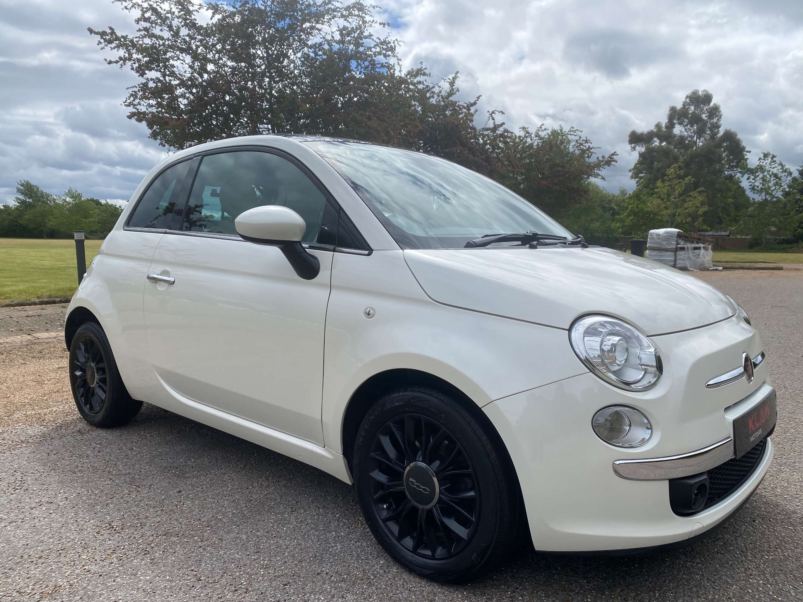 A 2015 FIAT 500 0.9 TwinAir Lounge PanRoof Auto Petrol Euro 6(s/s) 3dr A 2015 FIAT 500 0.9 TwinAir Lounge PanRoof Auto Petrol Euro 6(s/s) 3dr