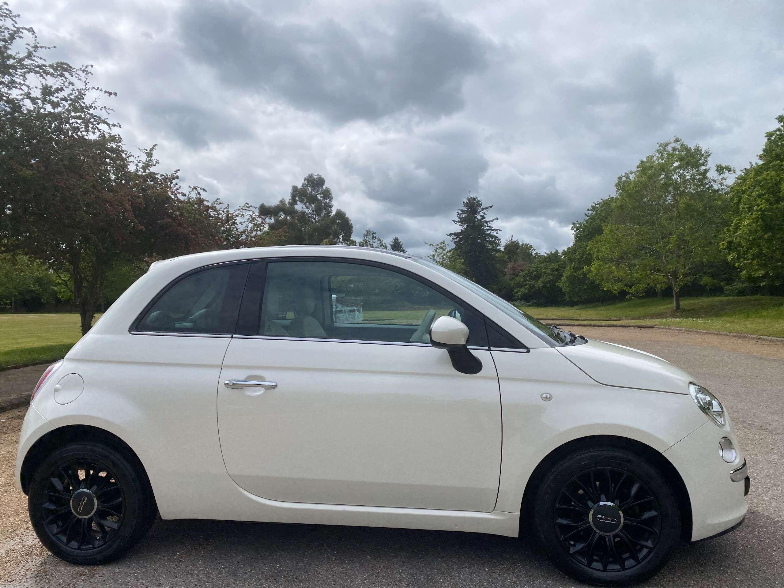A 2015 FIAT 500 0.9 TwinAir Lounge PanRoof Auto Petrol Euro 6(s/s) 3dr A 2015 FIAT 500 0.9 TwinAir Lounge PanRoof Auto Petrol Euro 6(s/s) 3dr