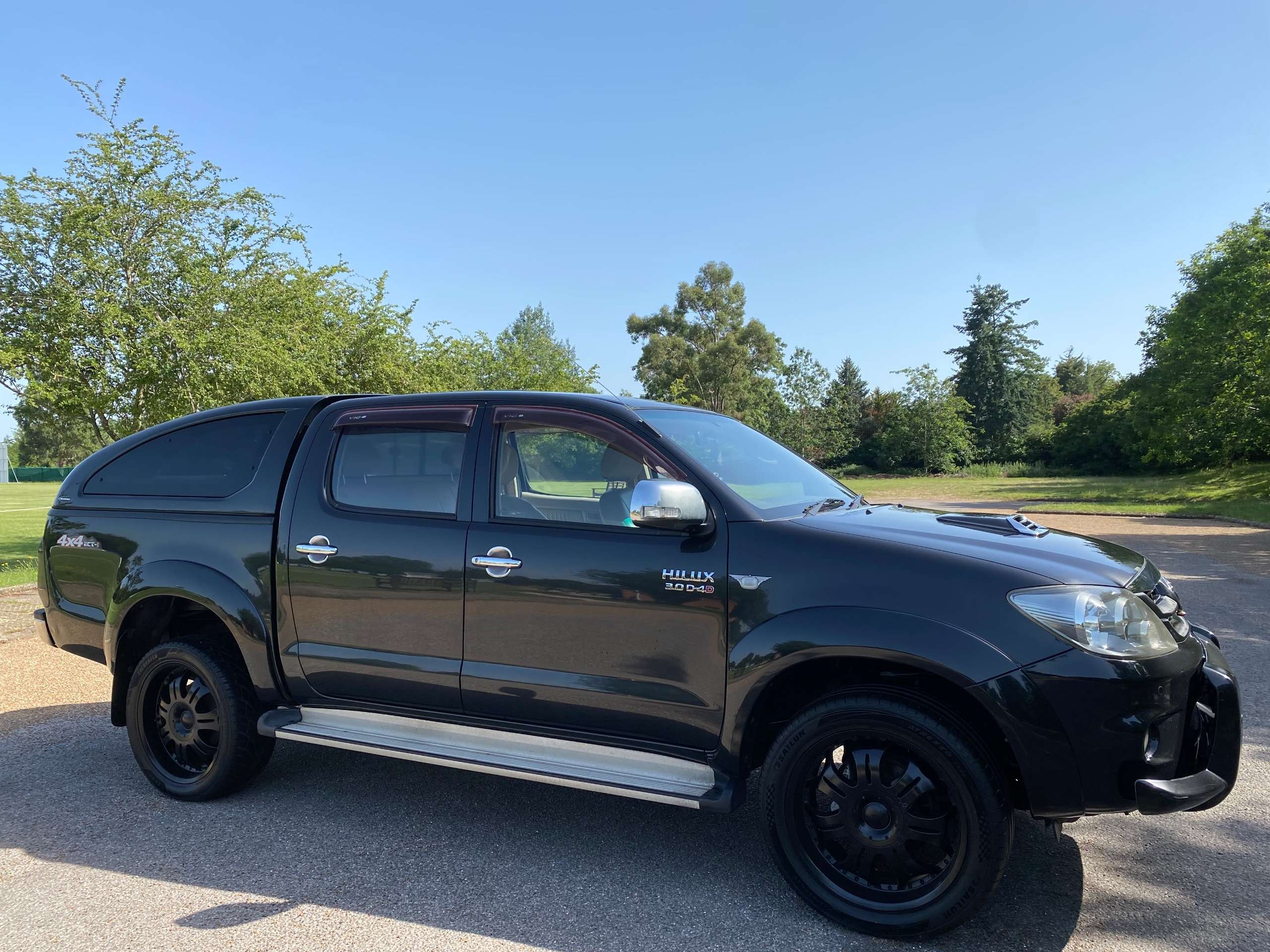 A 2007 TOYOTA HILUX G Vigo Pickup D-4D 4WD Invincible 3.0 Diesel Automatic Double Cab 4dr A 2007 TOYOTA HILUX G Vigo Pickup D-4D 4WD Invincible 3.0 Diesel Automatic Double Cab 4dr