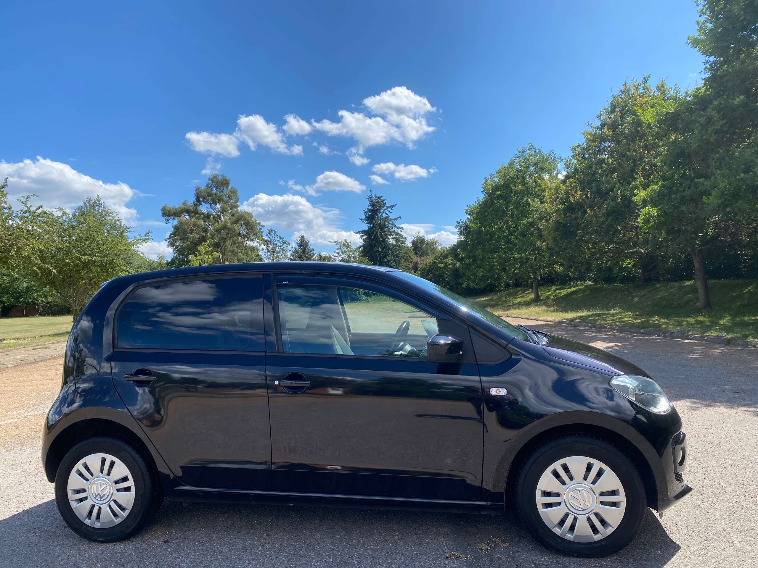 A 2015 VOLKSWAGEN UP! 1.0 Move UP Bluemotion ASG Auto Petrol 5dr Hatchback Euro 6 A 2015 VOLKSWAGEN UP! 1.0 Move UP Bluemotion ASG Auto Petrol 5dr Hatchback Euro 6