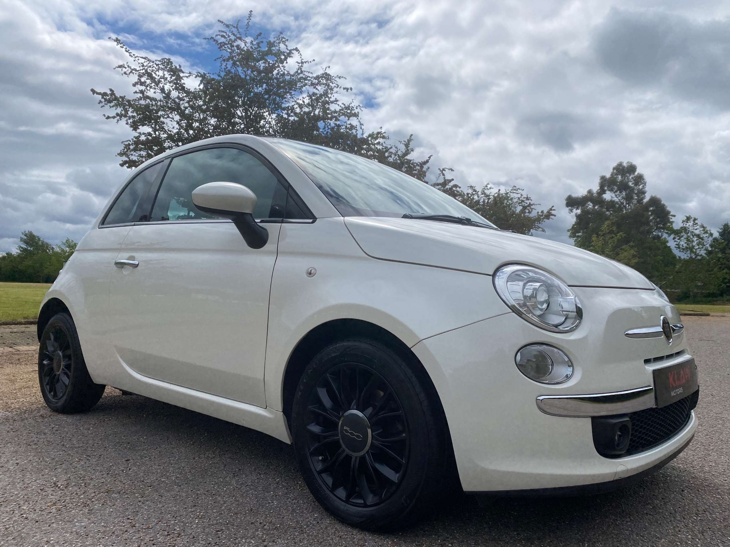 A 2015 FIAT 500 0.9 TwinAir Lounge PanRoof Auto Petrol Euro 6(s/s) 3dr A 2015 FIAT 500 0.9 TwinAir Lounge PanRoof Auto Petrol Euro 6(s/s) 3dr