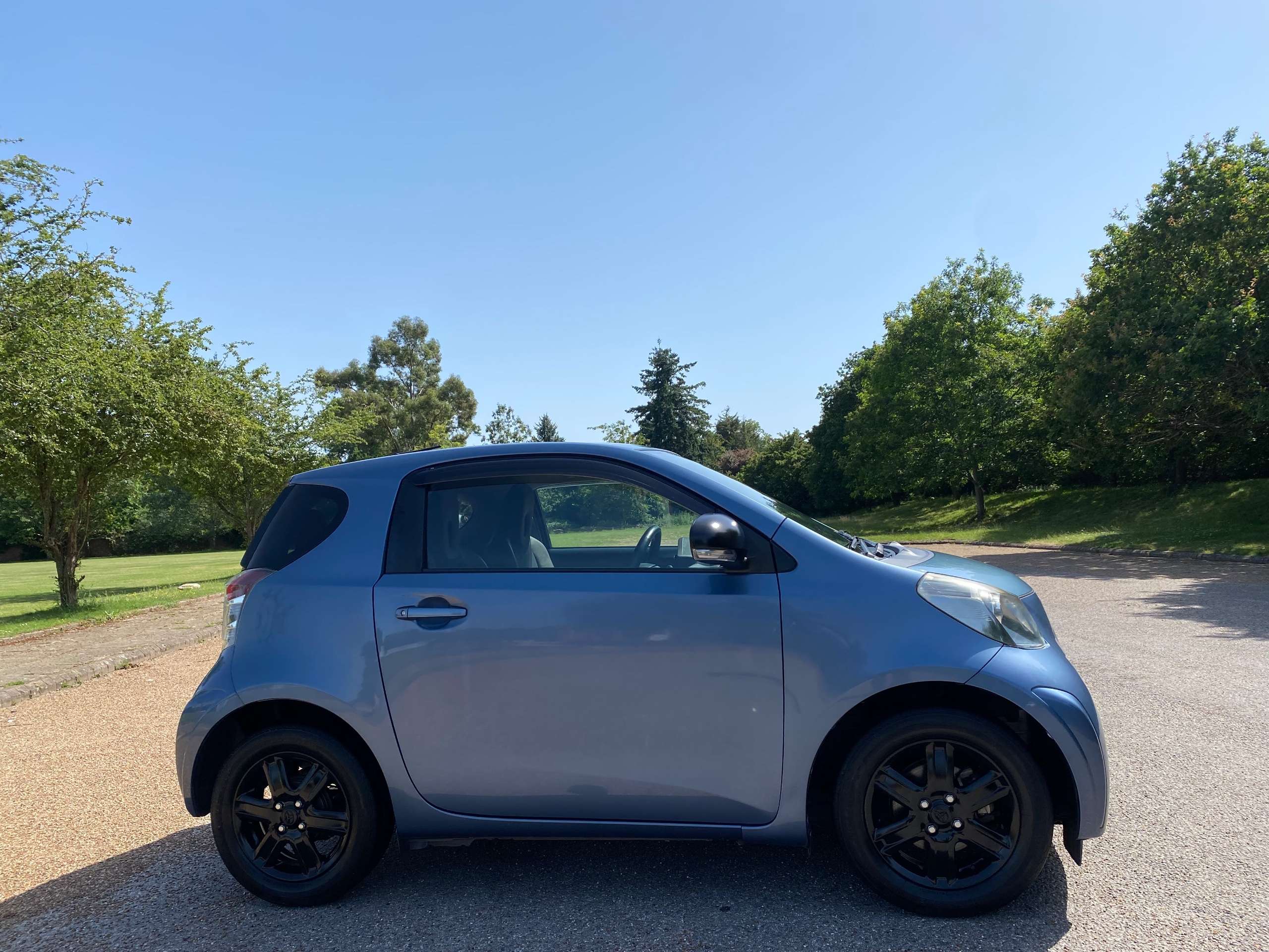 A 2010 TOYOTA IQ 100G Leather Package 1.0 VVT-i Automatic 3dr Petrol A 2010 TOYOTA IQ 100G Leather Package 1.0 VVT-i Automatic 3dr Petrol