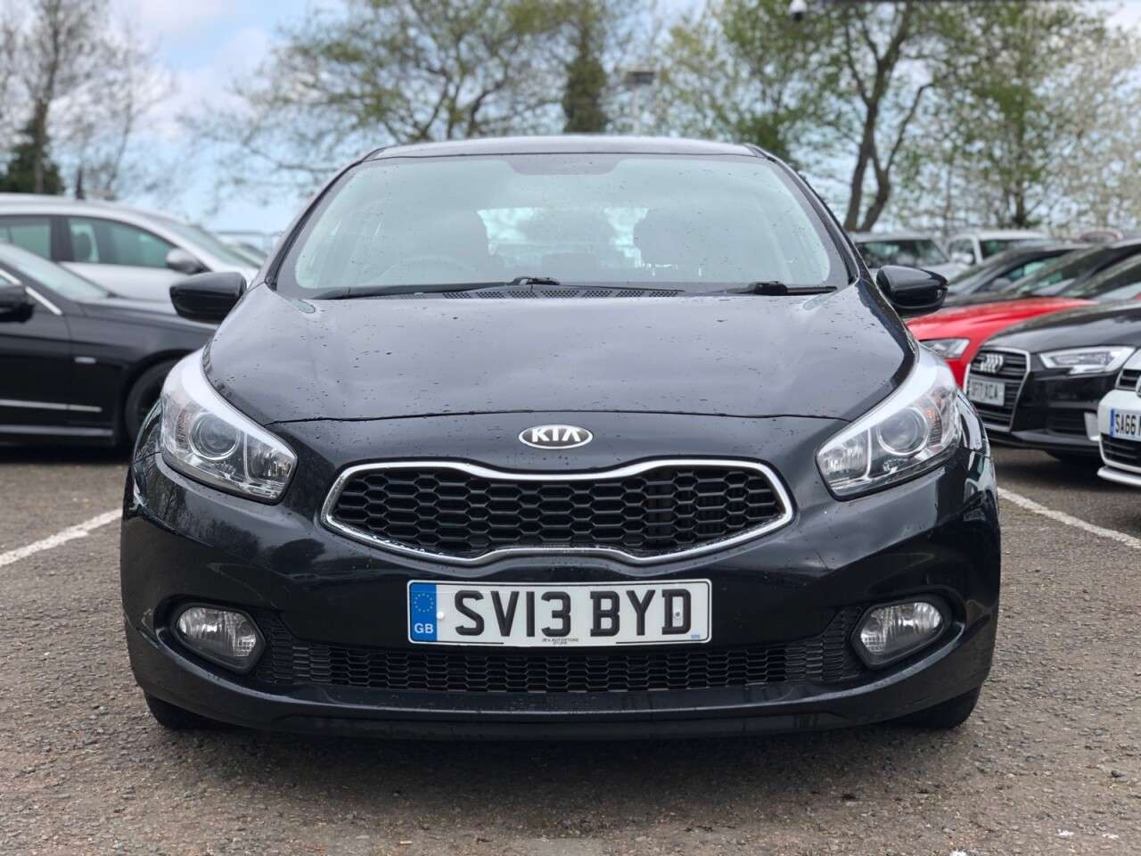 A 2013 KIA CEED 1.6 CRDI 1 ECODYNAMICS 5d 126 BHP 15 INCH ALLOY WHEELS + BLUETOOTH + A 2013 KIA CEED 1.6 CRDI 1 ECODYNAMICS 5d 126 BHP 15 INCH ALLOY WHEELS + BLUETOOTH +