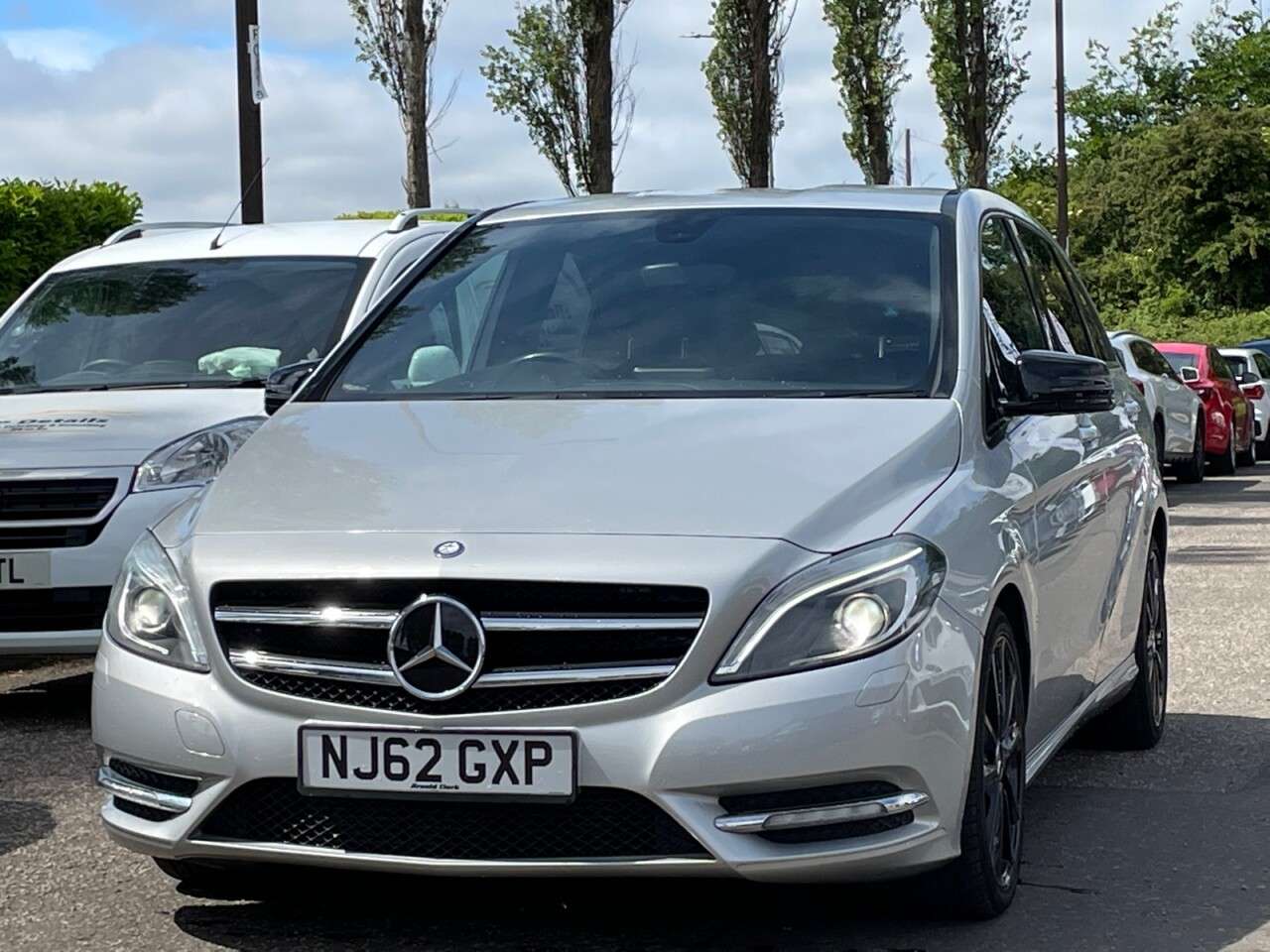 A 2012 MERCEDES-BENZ B-CLASS 1.6 B180 BLUEEFFICIENCY SPORT 5d 122 BHP 18" AMG ALLOYS + A 2012 MERCEDES-BENZ B-CLASS 1.6 B180 BLUEEFFICIENCY SPORT 5d 122 BHP 18" AMG ALLOYS +