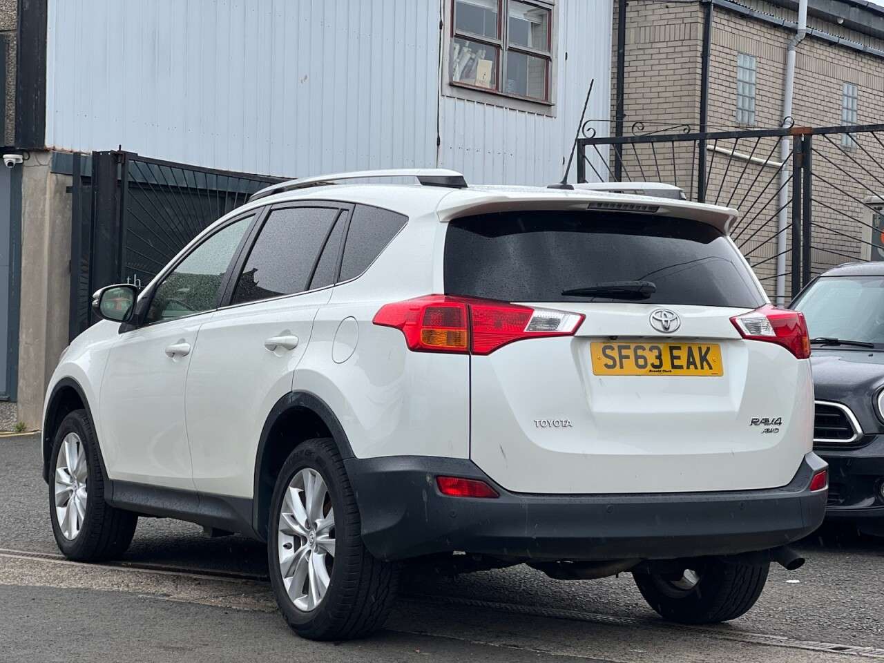 A 2013 TOYOTA RAV4 2.2 D-CAT Invincible SUV 5dr Diesel Auto 4WD Euro 5 (150 ps) REVERSING CAME A 2013 TOYOTA RAV4 2.2 D-CAT Invincible SUV 5dr Diesel Auto 4WD Euro 5 (150 ps) REVERSING CAME