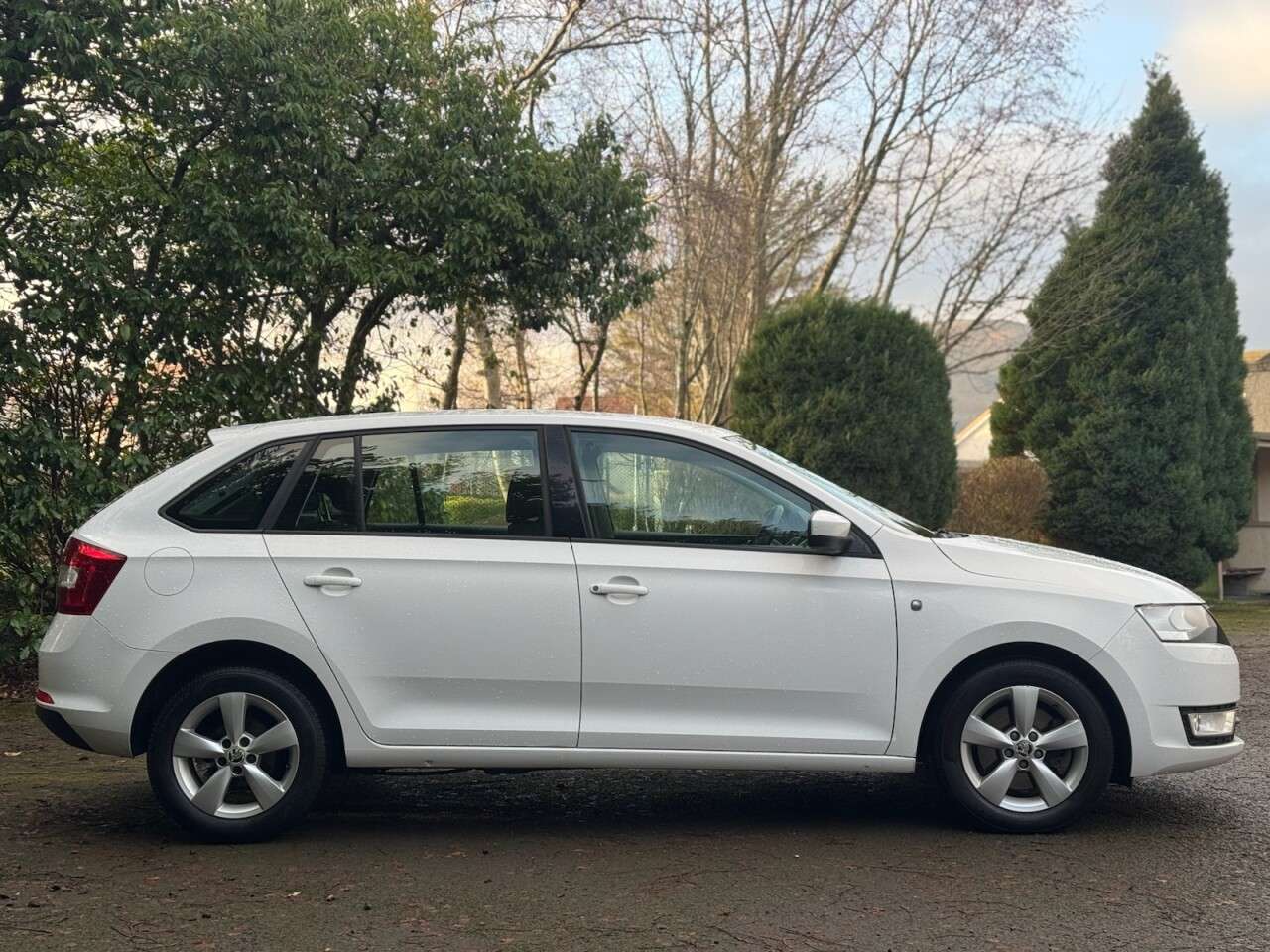 A 2014 SKODA RAPID SPACEBACK 1.6 TDI SE Hatchback 5dr Diesel Manual Euro 5 (90 ps) A 2014 SKODA RAPID SPACEBACK 1.6 TDI SE Hatchback 5dr Diesel Manual Euro 5 (90 ps)