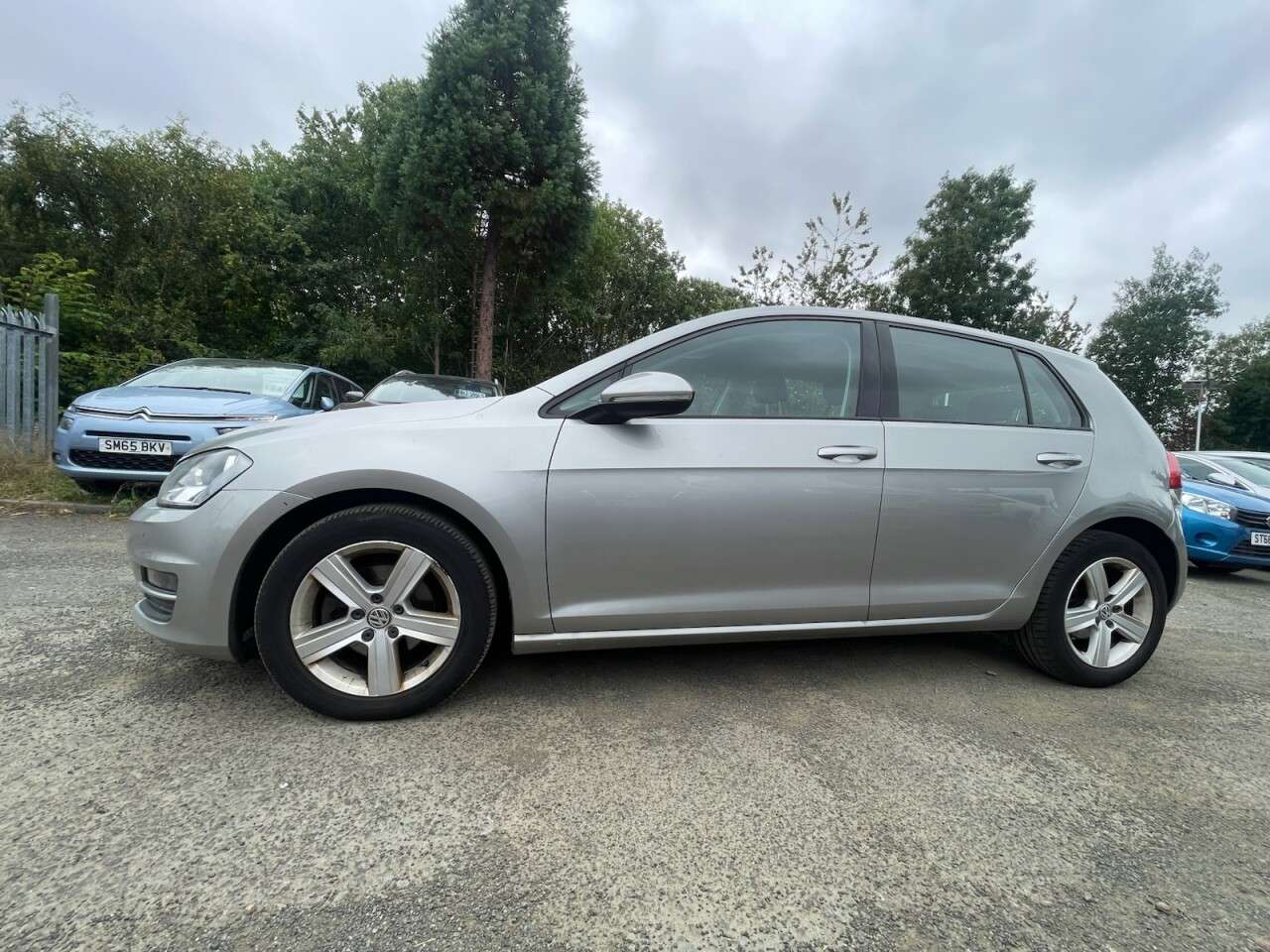 A 2015 VOLKSWAGEN GOLF 1.6 TDI BlueMotion Tech Match Hatchback 5dr Diesel DSG Euro 5 (s/s) (105 ps A 2015 VOLKSWAGEN GOLF 1.6 TDI BlueMotion Tech Match Hatchback 5dr Diesel DSG Euro 5 (s/s) (105 ps