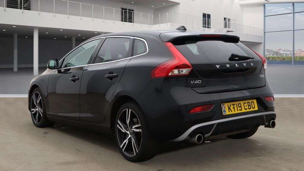 A 2019 VOLVO V40 1.5 T2 R-Design Edition Hatchback 5dr Petrol Auto Euro 6 (s/s) (122 ps) BLU A 2019 VOLVO V40 1.5 T2 R-Design Edition Hatchback 5dr Petrol Auto Euro 6 (s/s) (122 ps) BLU